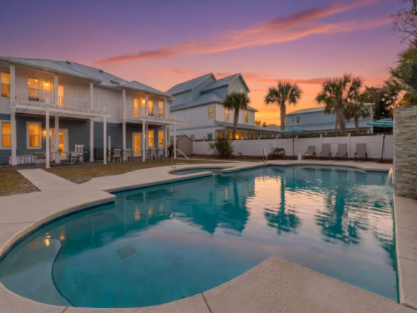 Luxurious 8 Bedroom Coastal Retreat in Destin - Perfect for Groups